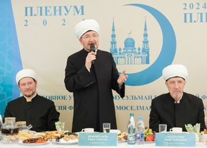 Муфтий Шейх Равиль Гайнутдин приветствовал соучредителей ДУМ РФ и поздравил с 30-летием организации